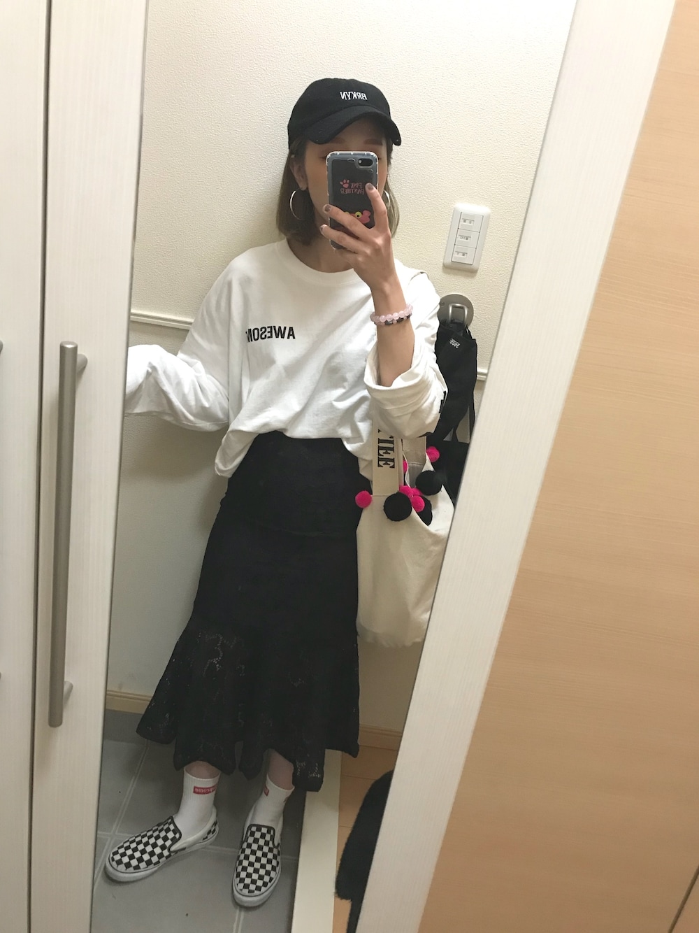 「カジュアル、モノトーン、マーメイドスカート、キャップ、imvely、VANS、韓国ファッション、おしゃれさんと繋がりたい、沖縄」｜「Roseriのアイテム（キャップ、ブラック系）」を使った、 は  なさん（レディース・156cm）の春コーディネートの1枚目の写真