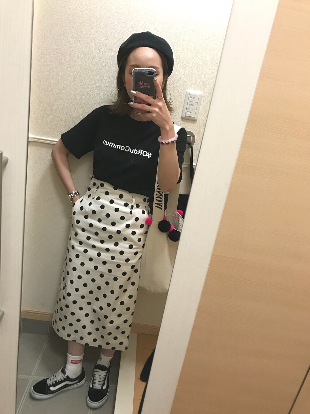 「カジュアル、春コーデ、ロゴT、ドット、スカート、ベレー帽、imvely、VANS、おしゃれさんと繋がりたい、沖縄」｜「Roseriのアイテム（ハンチング/ベレー帽、ブラック系）」を使った、 は  なさん（レディース・156cm）の春コーディネートの1枚目の写真
