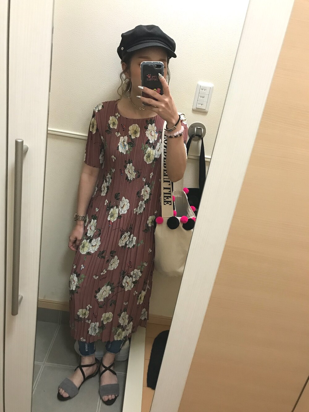 「imvely、ワンピース、花柄、プリーツ、スキニーデニム、キャスケット、サンダル、おしゃれさんと繋がりたい、沖縄」｜「Roseriのアイテム（キャスケット、ベージュ系）」を使った、 は  なさん（レディース・156cm）の春コーディネートの1枚目の写真