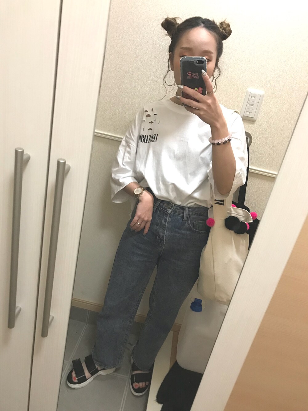 「カジュアル、ロゴT、デニム、ハイウエスト、imvely、Chuu、スポーツサンダル、ツインお団子、おしゃれさんと繋がりたい、沖縄」｜「Roseriのアイテム（Tシャツ/カットソー、ホワイト系）」を使った、 は  なさん（レディース・156cm）の春コーディネートの1枚目の写真