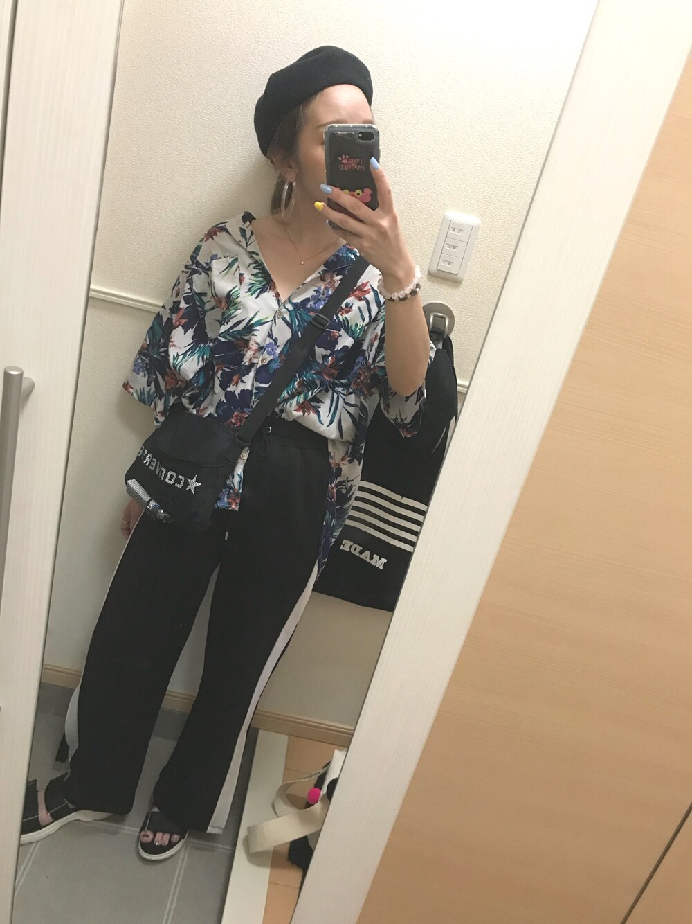 「カジュアル、夏コーデ、アロハシャツ、シャツ、ラインパンツ、ベレー帽、スポーツサンダル、おしゃれさんと繋がりたい、沖縄」｜「Roseriのアイテム（ハンチング/ベレー帽、ブラック系）」を使った、 は  なさん（レディース・156cm）の夏コーディネートの1枚目の写真
