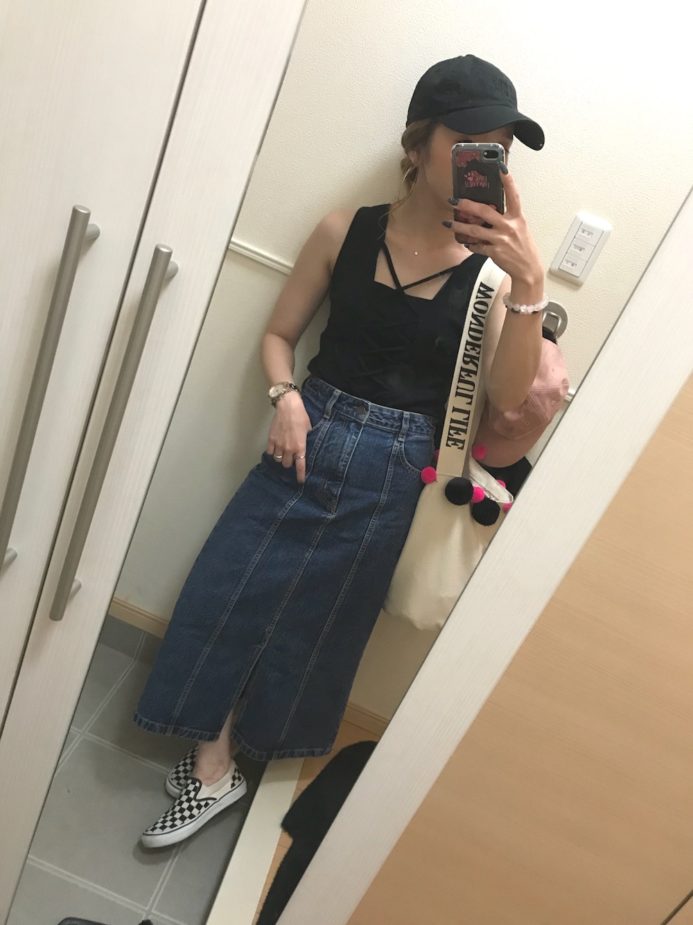 「夏コーデ、大人コーデ、カジュアル、タンクトップ、デニムスカート、キャップ、VANS、おしゃれさんと繋がりたい、沖縄」｜「Roseriのアイテム（キャップ、ブラック系）」を使った、 は  なさん（レディース・156cm）の夏コーディネートの1枚目の写真