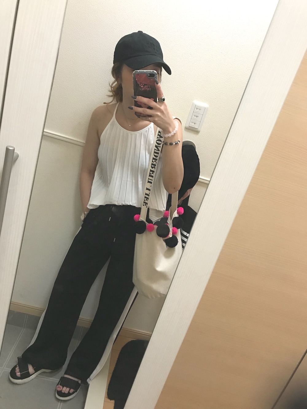 「夏コーデ、アメリカンスリーブ、キャミソール、ラインパンツ、韓国ファッション、キャップ、imvely、おしゃれさんと繋がりたい、沖縄」｜「Roseriのアイテム（キャップ、ブラック系）」を使った、 は  なさん（レディース・156cm）の夏コーディネートの1枚目の写真