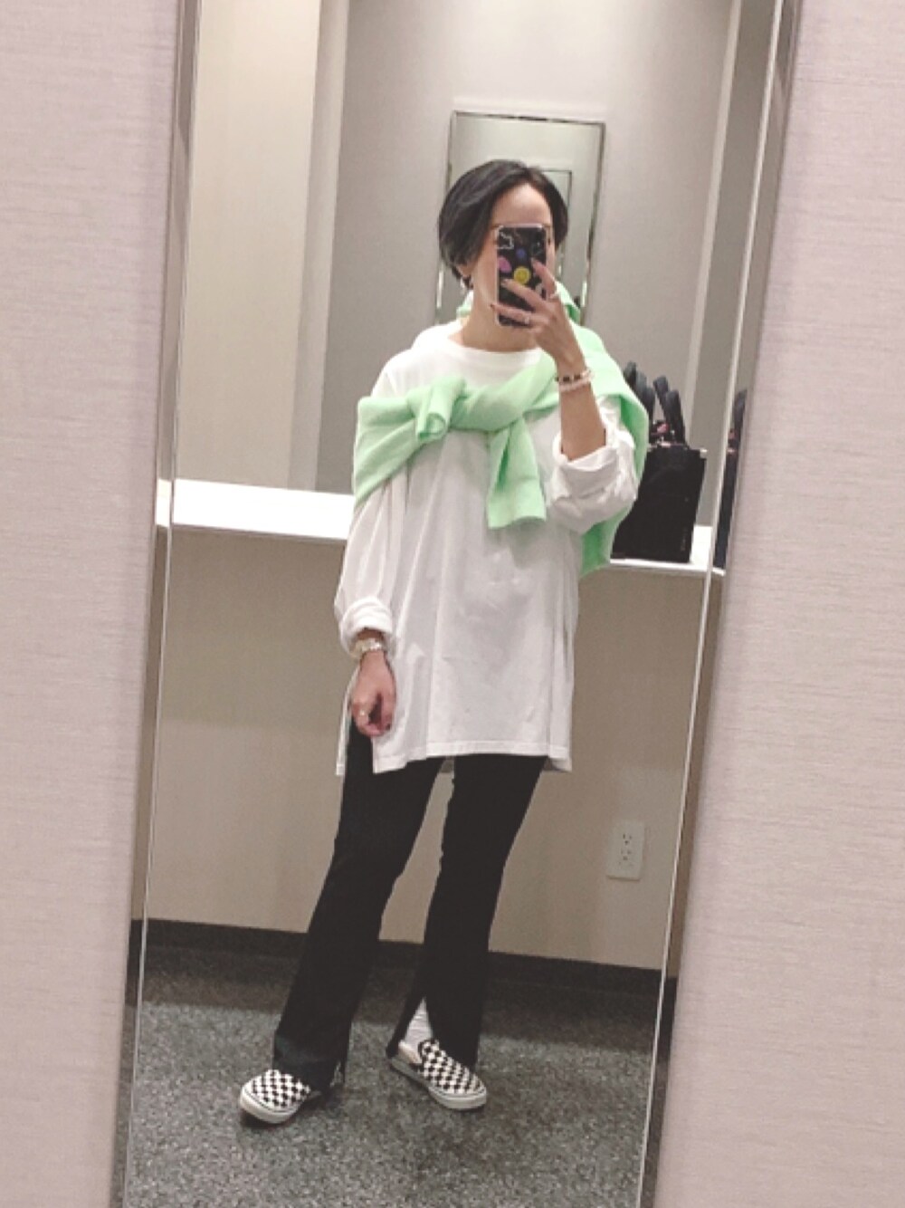 「カジュアル、スニーカーコーデ、秋コーデ、ロンT、ニット、肩掛け、VANS、GU、JEANASiS、沖縄」｜「Miamasvinのアイテム（Tシャツ/カットソー、ホワイト系）」を使った、 は  なさん（レディース・156cm）の秋コーディネートの1枚目の写真