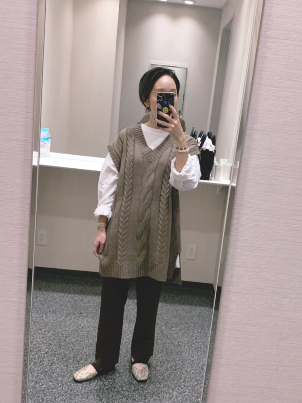 「カジュアル、きまわしコーデ、秋コーデ、ootd、ニット、ニットベスト、しまむら、JEANASiS、ブラウン、沖縄」｜「Miamasvinのアイテム（Tシャツ/カットソー、ホワイト系）」を使った、 は  なさん（レディース・156cm）の秋コーディネートの1枚目の写真
