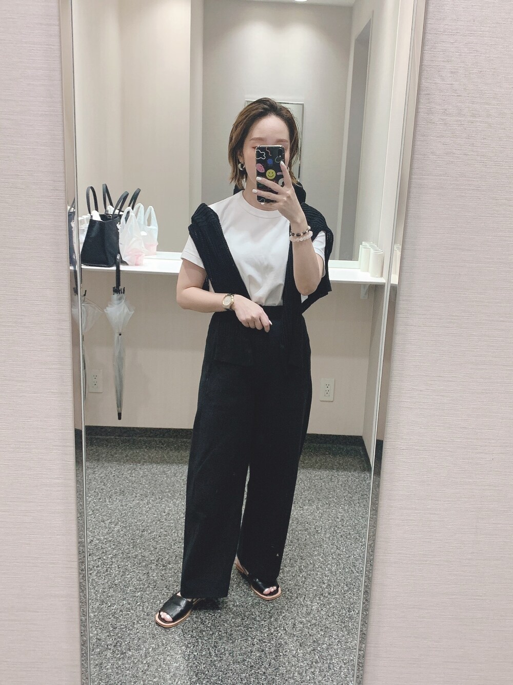 「きれいめカジュアル、オトナカジュアル、モノトーン、ユニクロ、Tシャツ、カーブパンツ、JEANASiS、サンダル、カーディガン、沖縄」｜「UNIQLOのクルーネックT（半袖）（Tシャツ/カットソー、ホワイト系）」を使った、 は  なさん（レディース・156cm）の夏コーディネートの1枚目の写真