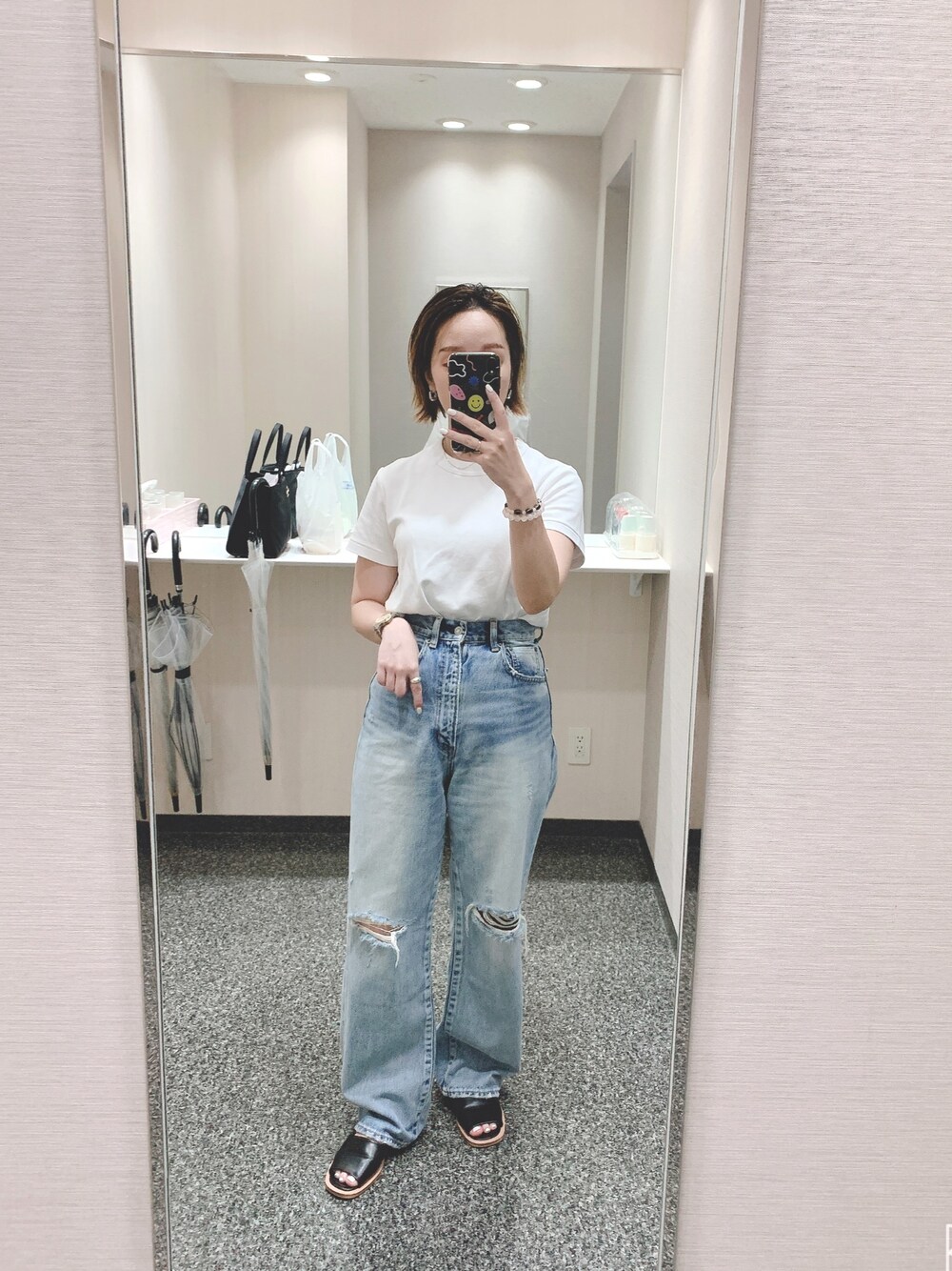 「シンプル、カジュアル、大人カジュアル、雨の日コーデ、今日のコーデ、デニム、ダメージデニムパンツ、moussy、ユニクロ、沖縄」｜「UNIQLOのクルーネックT（半袖）（Tシャツ/カットソー、ホワイト系）」を使った、 は  なさん（レディース・156cm）の夏コーディネートの1枚目の写真