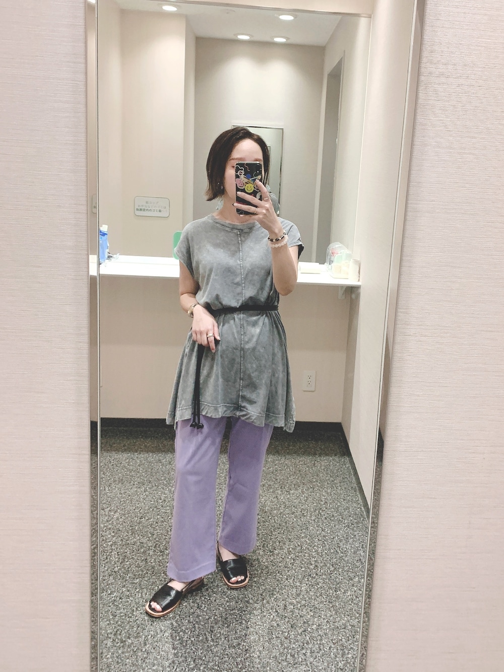 「オトナカジュアル、カラーパンツ、シンプル、タイダイ柄、スラックス、サンダル、ootd、JEANASiS、沖縄」｜「JEANASISのマーブルダイプルオーバーFS/892215（Tシャツ/カットソー、グレー系）」を使った、 は  なさん（レディース・156cm）の夏コーディネートの1枚目の写真