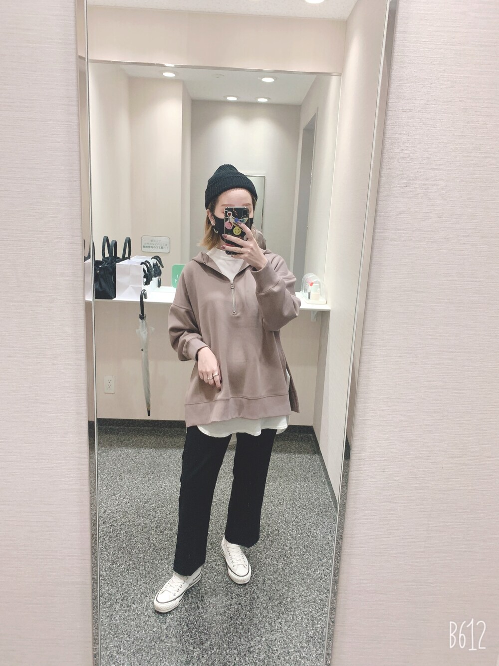 「オトナカジュアル、今日のコーデ、秋のコーデ、カジュアル、フーディー、パーカー、JEANASiS、スニーカー、ニット帽、沖縄」｜「JEANASISのアイテム（Tシャツ/カットソー、ホワイト系）」を使った、 は  なさん（レディース・156cm）の秋コーディネートの1枚目の写真