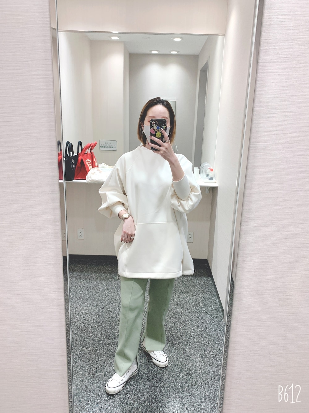 「カジュアル、パンツスタイル、ゆるコーデ、春カラー、オーバーサイズ、ミントグリーン、パーカー、スニーカー、JEANASiS、沖縄」｜「JEANASISのダンボールキリカエボリュームヘムプルオーバー/917836（Tシャツ/カットソー、ホワイト系）」を使った、 は  なさん（レディース・156cm）の冬コーディネートの1枚目の写真