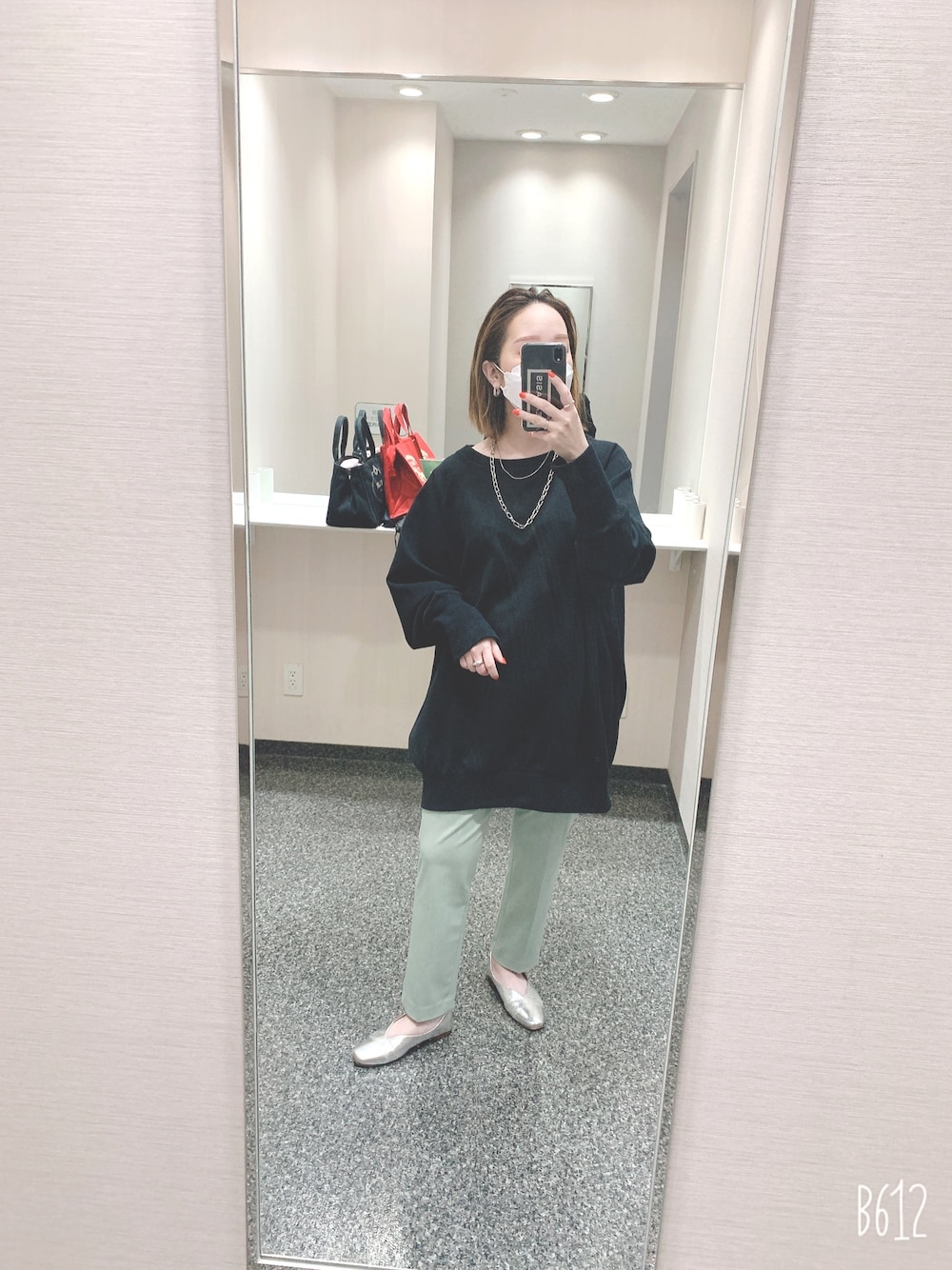 「シンプル、きれいめカジュアル、はるコーデ、オーバーサイズ、ootd、パンツスタイル、シルバー、ユニクロ、JEANASiS、沖縄」｜「JEANASISのダンボールバルーンBIGプルオーバー/894484（スウェット、ブラック系）」を使った、 は  なさん（レディース・156cm）の冬コーディネートの1枚目の写真