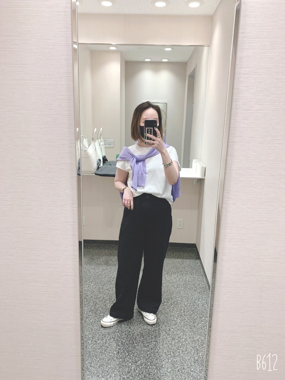 ホワイト系のTシャツ/カットソー、ブラック系のパンツ、パープル系のカーディガン/ボレロを着用したレディースの春コーディネートの1枚目の写真