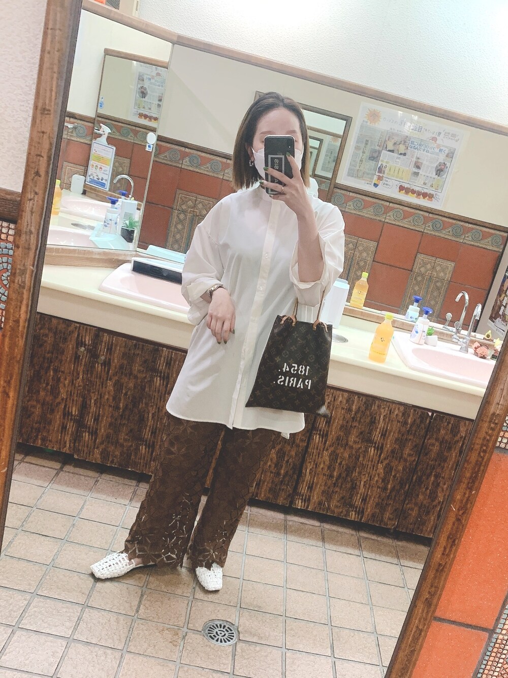 ホワイト系のシャツ/ブラウス、ブラウン系のその他パンツ、ホワイト系のサンダルを着用したレディースの春コーディネートの1枚目の写真