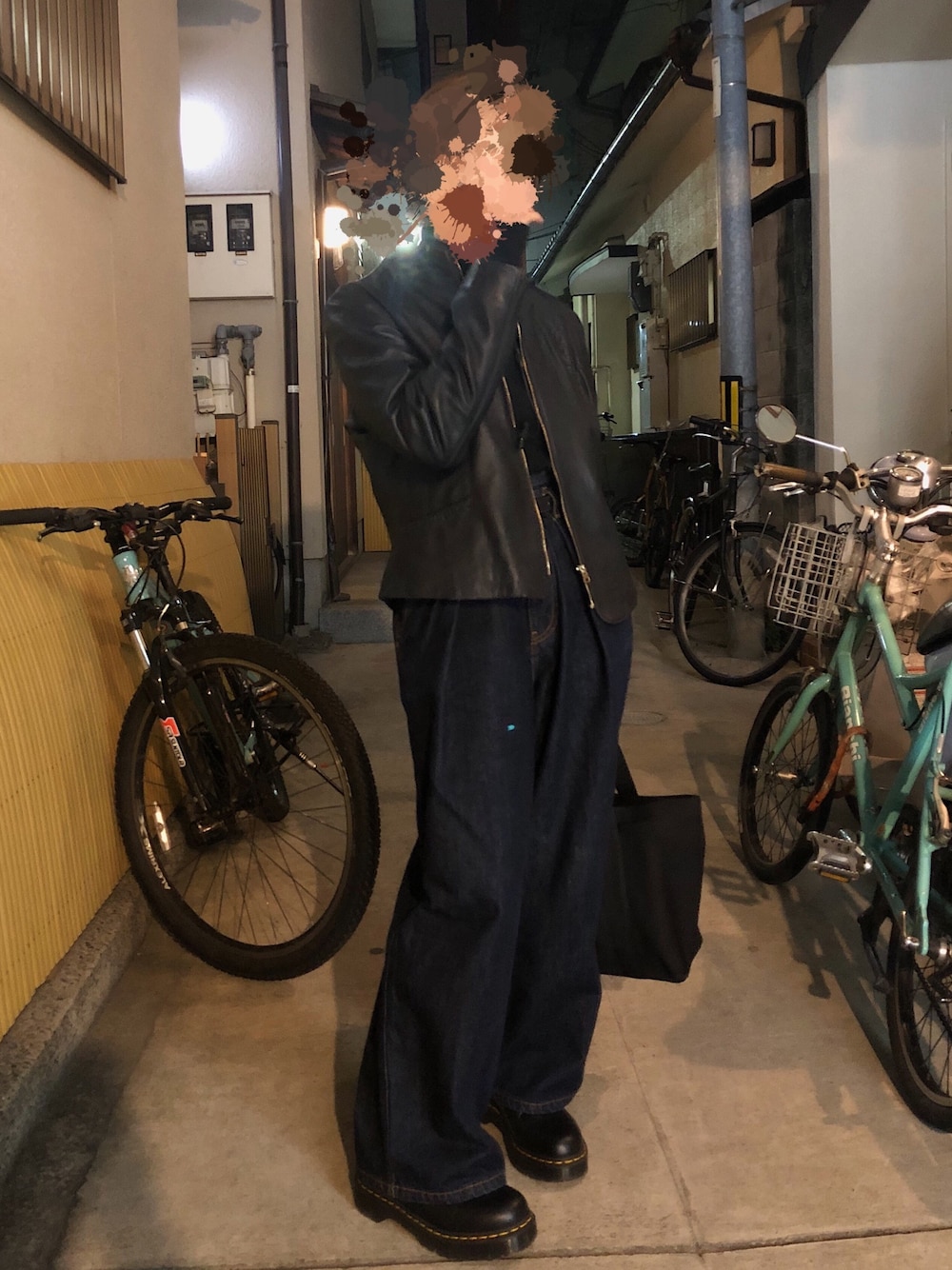 「Dr.Martens、ライダース、デニムパンツ、秋のコーデ、オトナカジュアル、シンプルコーデ」｜「niko and...のオリジナルTOKYOバギーデニムパンツ（デニムパンツ、ブルー系）」を使った、megamieluさん（レディース・157cm）の秋コーディネートの1枚目の写真