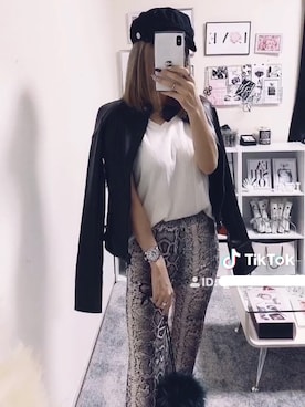 「スネーク柄」｜「アイテム（パンツ）」を使った、𝙷𝙰𝙽𝙰𝙺𝙸𝚈𝚄𝙺𝙾さん（レディース・157cm）の秋コーディネート