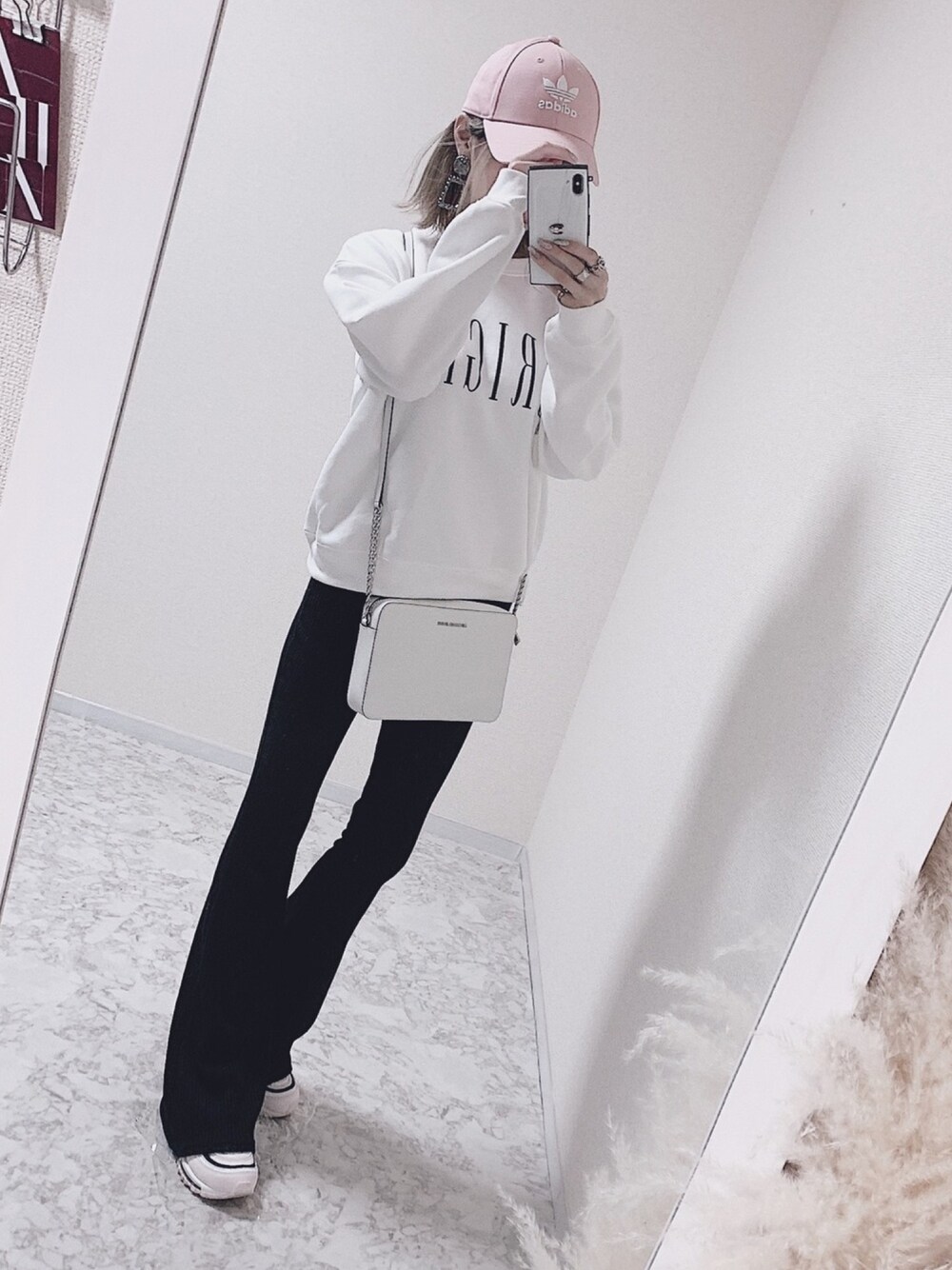 「アディダス、キャップ、キャップ女子、GU、ロゴスウェット、プチプラコーデ、グレイル、フレアパンツ、アベイル、ナイキスニーカー」｜「MICHAEL KORSのMICHAEL Michael Kors 'Large Jet Set' East/West Saffiano Crossbody Bag（ショルダーバッグ、ホワイト系）」を使った、𝙷𝙰𝙽𝙰𝙺𝙸𝚈𝚄𝙺𝙾さん（レディース・157cm）の冬コーディネートの1枚目の写真