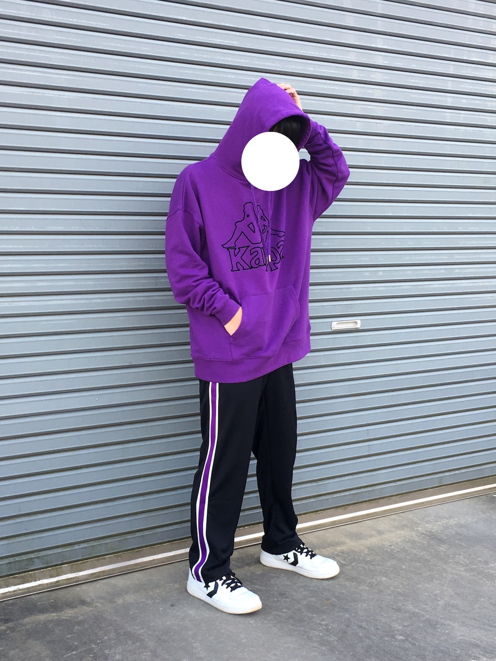 「パーカー、ジャージパンツ、KAPPA、紫、コンバース、おしゃれさんと繋がりたい」｜「KappaのKappa/カッパ オーバーサイズ胸ロゴプルオーバーパーカー（パーカー、パープル系）」を使った、sukaiさん（メンズ・169cm）の冬コーディネートの1枚目の写真