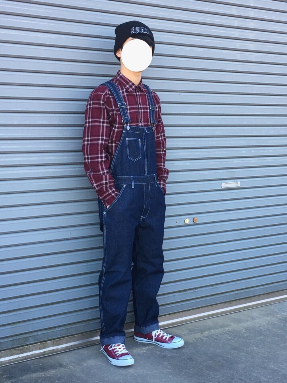 「オーバーオール、コンバース、ニット帽、ユニクロ、エンジ色、おしゃれさんと繋がりたい」｜「８(eight)のオーバーオール デニム ヒッコリー（サロペット/オーバーオール、ブルー系）」を使った、sukaiさん（メンズ・169cm）の冬コーディネートの1枚目の写真
