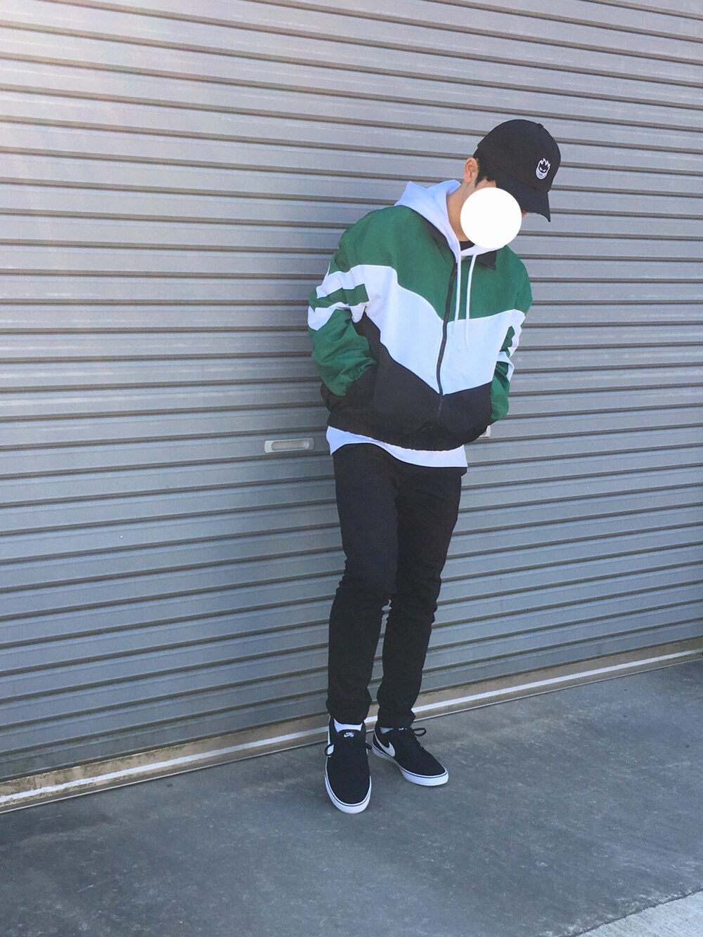 「キャップ、白パーカー、トラックジャケット、nike sb 、スケータースタイル、おしゃれさんと繋がりたい」｜「SPADEのルーズシルエット 切替 トラック ナイロンジャケット（ナイロンジャケット、グリーン系）」を使った、sukaiさん（メンズ・169cm）の冬コーディネートの1枚目の写真