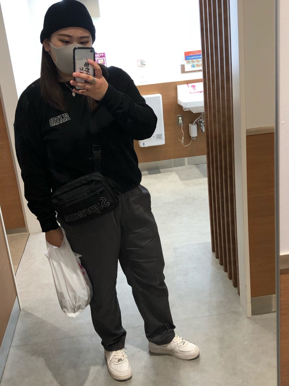 「NIKE、H&M、GU、airforce1、シェフパンツ、ストリート、ストリートコーデ、ラブアンドピース2020、休日スタイル、スニーカー」｜「no brandのアイテム（ニットキャップ/ビーニー、ブラック系）」を使った、kaedeさん（レディース・156cm）の秋コーディネートの1枚目の写真