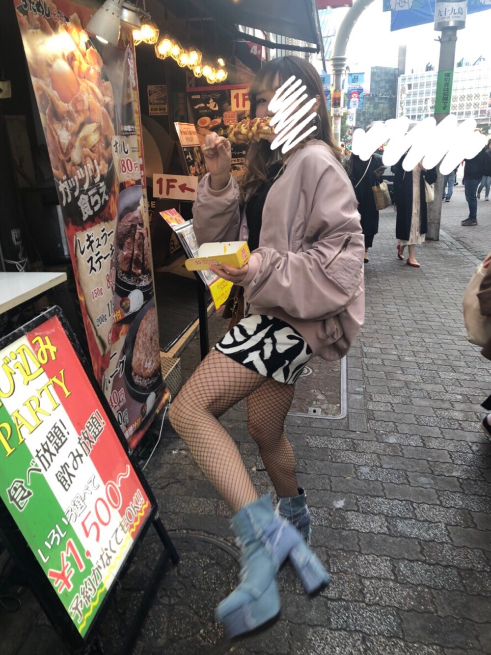 「EMODAのアイテム（スカート、ホワイト系）」を使った、ミニスカの人さん（レディース・158cm）の冬コーディネートの1枚目の写真