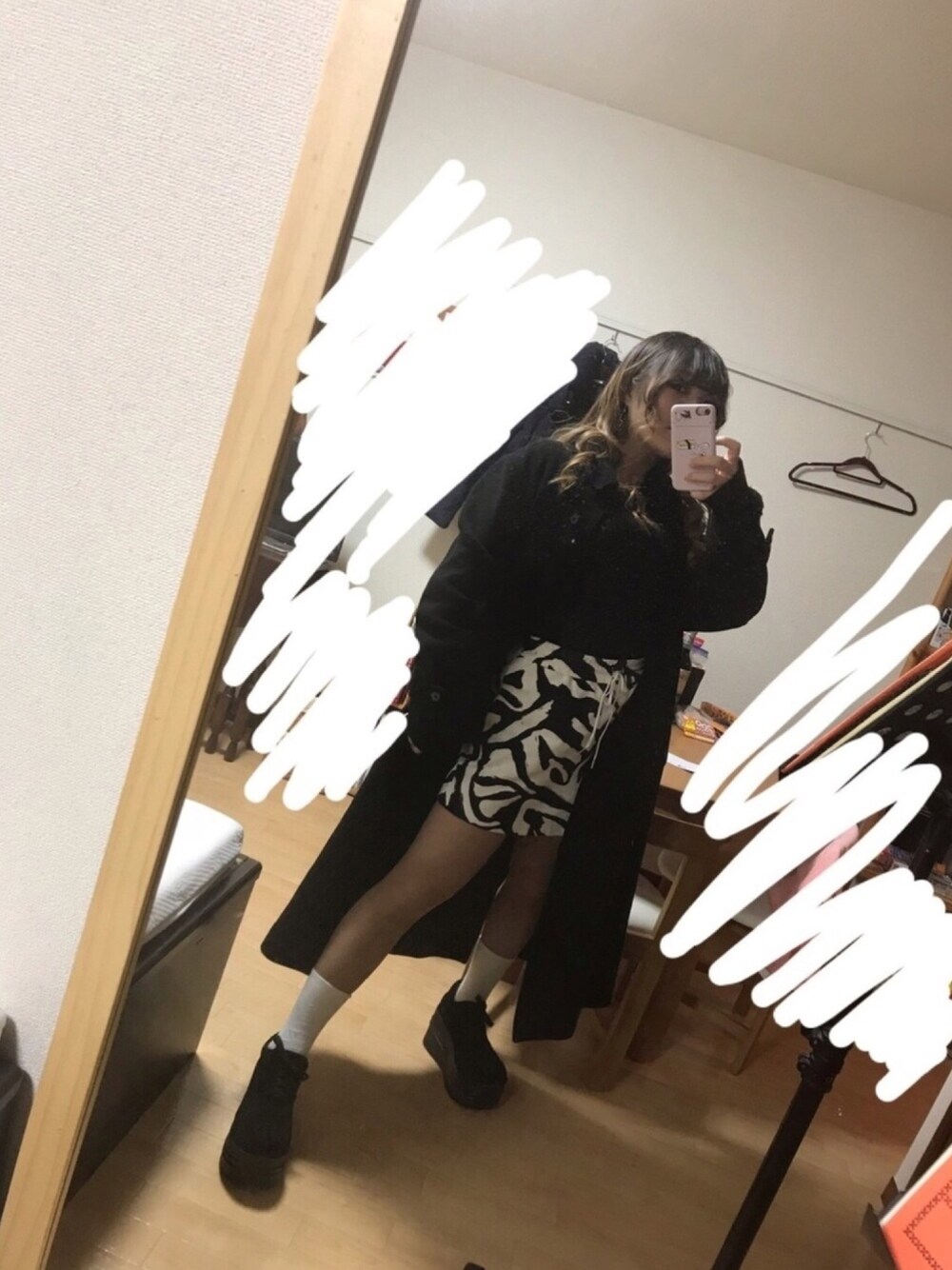 「EMODAのアイテム（スカート、ホワイト系）」を使った、ミニスカの人さん（レディース・158cm）の冬コーディネートの1枚目の写真