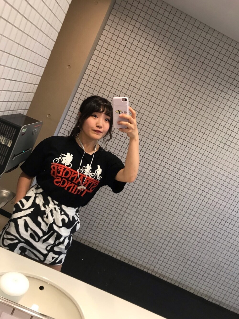 「夏だ！Tシャツ着よう！」｜「EMODAのアイテム（スカート、ホワイト系）」を使った、ミニスカの人さん（レディース・157cm）の夏コーディネートの1枚目の写真