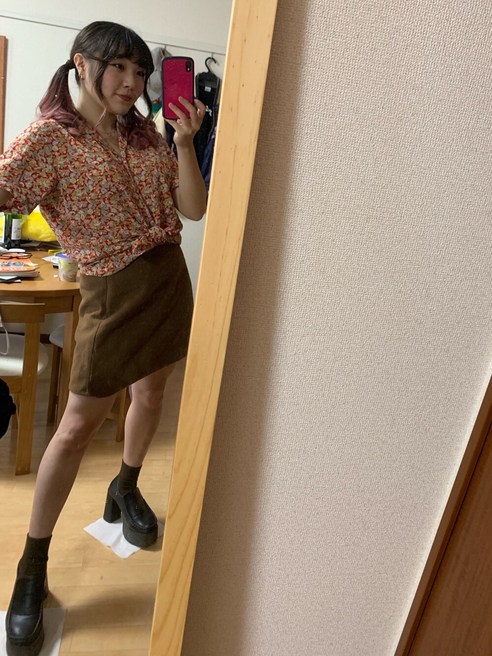 「autumn、秋のコーデ、ミニスカート」｜「GRLの厚底ボリュームローファー（ローファー、ブラック系）」を使った、ミニスカの人さん（レディース・158cm）の秋コーディネートの1枚目の写真