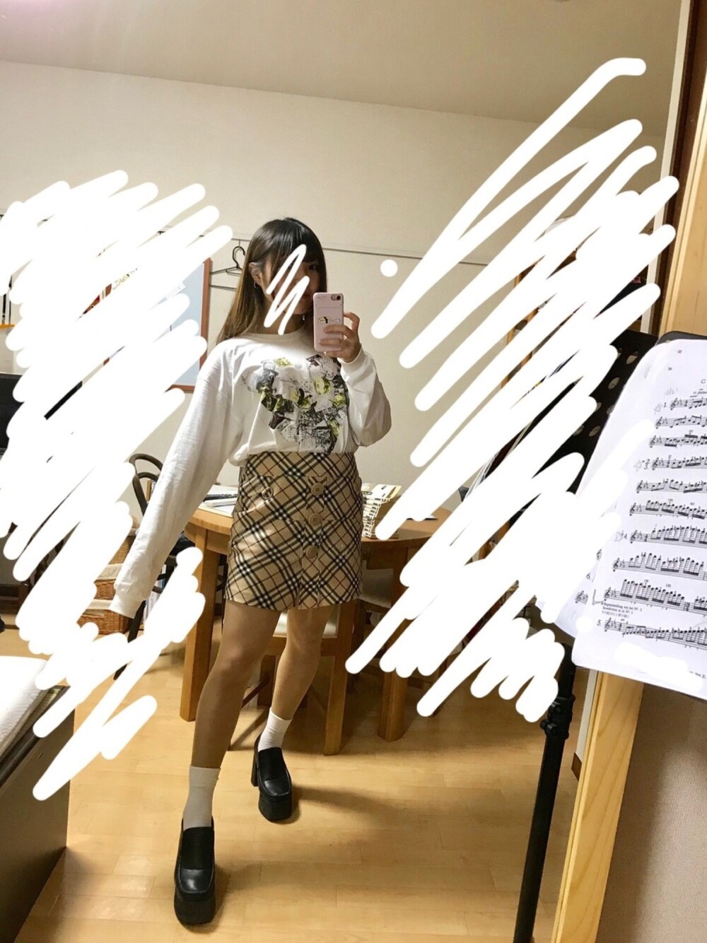 「BURBERRY BLUE LABELのアイテム（スカート、ベージュ系）」を使った、ミニスカの人さん（レディース・158cm）の冬コーディネートの1枚目の写真