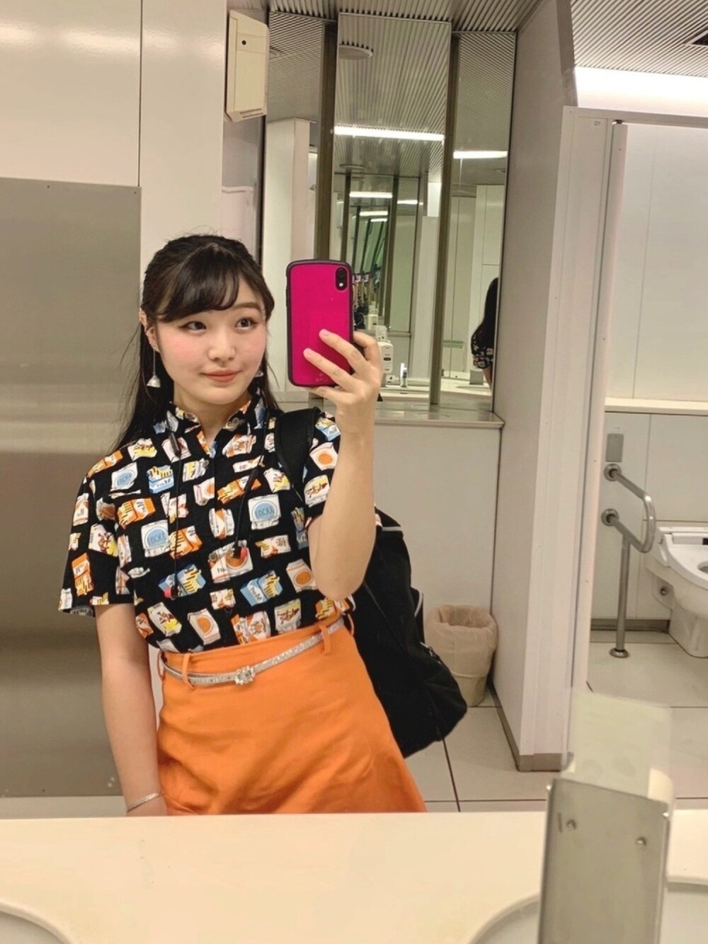 「summer、orange、オレンジ、夏コーデ、ミニスカート」｜「EMODAのカーブパネルミニスカート（スカート、オレンジ系）」を使った、ミニスカの人さん（レディース・158cm）の秋コーディネートの1枚目の写真