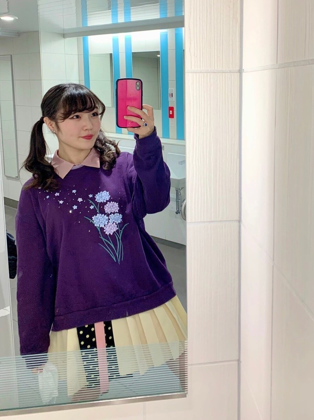 「秋コーデ、パープル、ミニスカート、スウェット、トレーナー、古着、ツインテール、オーバーサイズ、リメイク」｜「古着のアイテム（スウェット、パープル系）」を使った、ミニスカの人さん（レディース・158cm）の秋コーディネートの1枚目の写真