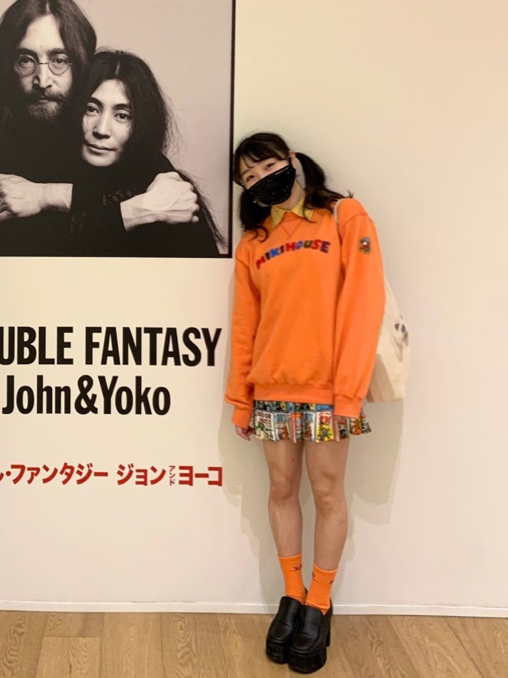 「ミニスカート、オレンジ、ツインテール、ポップ、秋のコーデ、スウェット、トレーナー、プリーツスカート、厚底シューズ」｜「MIKI HOUSEのアイテム（スウェット、オレンジ系）」を使った、ミニスカの人さん（レディース・158cm）の秋コーディネートの1枚目の写真