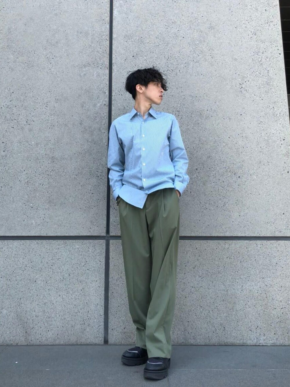 「カーキ、ワイドパンツ、ストライプシャツ、おしゃれになりたい、ストレートパンツ、シンプルカジュアル、くすみカラー、シェフパンツ、UNITED TOKYO、ユナイテッドトウキョウ」｜「UNITED TOKYOのTHOMAS MASON　レギュラーシャツ（シャツ/ブラウス、グリーン系）」を使った、ヤマムラ カズヤさん（メンズ・175cm）の春コーディネートの1枚目の写真