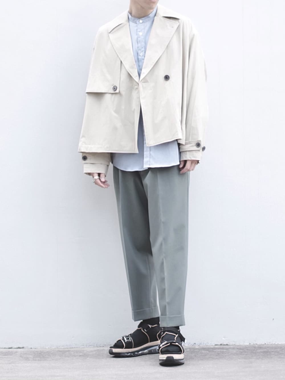 「スポーツミックス、ワイドパンツ、ワイドスラックス、ユナイテッドトウキョウ、UNITED TOKYO、おしゃれな人と繋がりたい、おしゃれは足元から。、スラックスパンツ、ワイドシルエット、はるコーデ」｜「UNITED TOKYOのトレンチシャツ/シャツジャケット/ビックシルエット（シャツ/ブラウス、ベージュ系）」を使った、ヤマムラ カズヤさん（メンズ・175cm）の春コーディネートの1枚目の写真