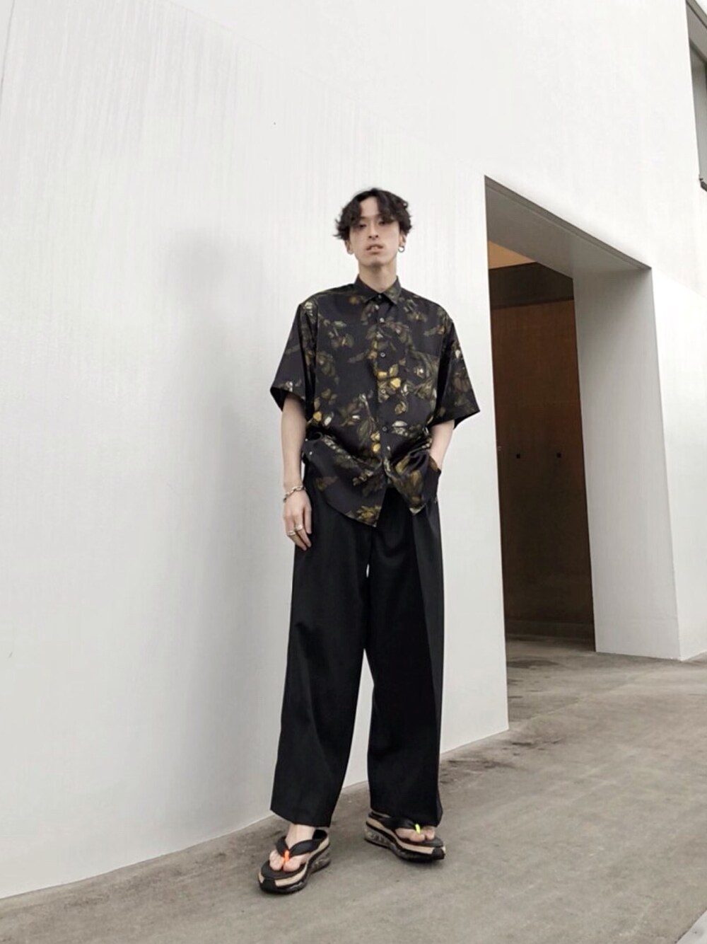 「おうち時間、ユナイテッドトウキョウ、UNITED TOKYO、おしゃれさんと繋がりたい、おしゃれ、はるコーデ、ゆるっと、ビックシルエット、柄シャツ、柄シャツ×ワイドパンツ」｜「UNITED TOKYOのボタニカルフラワーシャツ/ビックシルエット/セットアップ（シャツ/ブラウス、ブラック系）」を使った、ヤマムラ カズヤさん（メンズ・175cm）の春コーディネートの1枚目の写真