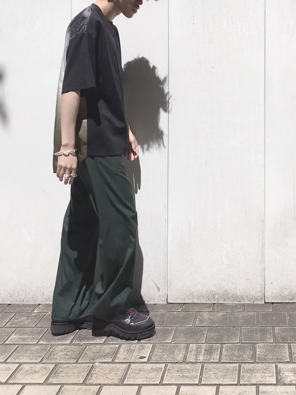 「おうちスタイル、おうちこーで、おうちファッション、おしゃれさんと繋がりたい、ユナイテッドトウキョウ、UNITEDTOKYO、ビックシルエット、カラーパンツ」｜「UNITED TOKYOのバックグラデーションＴ/オーバーサイズ（Tシャツ/カットソー、ブラック系）」を使った、ヤマムラ カズヤさん（メンズ・175cm）の春コーディネートの1枚目の写真