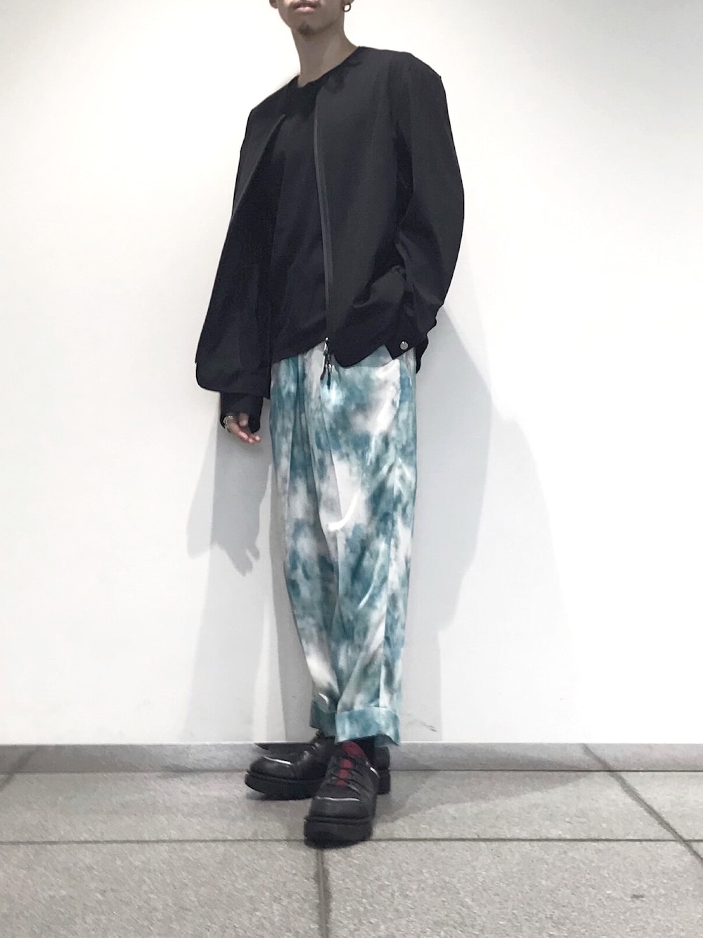 「ユナイテッドトウキョウ、UNITED TOKYO、柄パンツ、シンプルコーデ、大人カジュアル、リラックススタイル、おうち時間」｜「UNITED TOKYOのＭＩＬＥＳＭＡＮブルゾン/セットアップ（ブルゾン、ブラック系）」を使った、ヤマムラ カズヤさん（メンズ・175cm）の春コーディネートの1枚目の写真