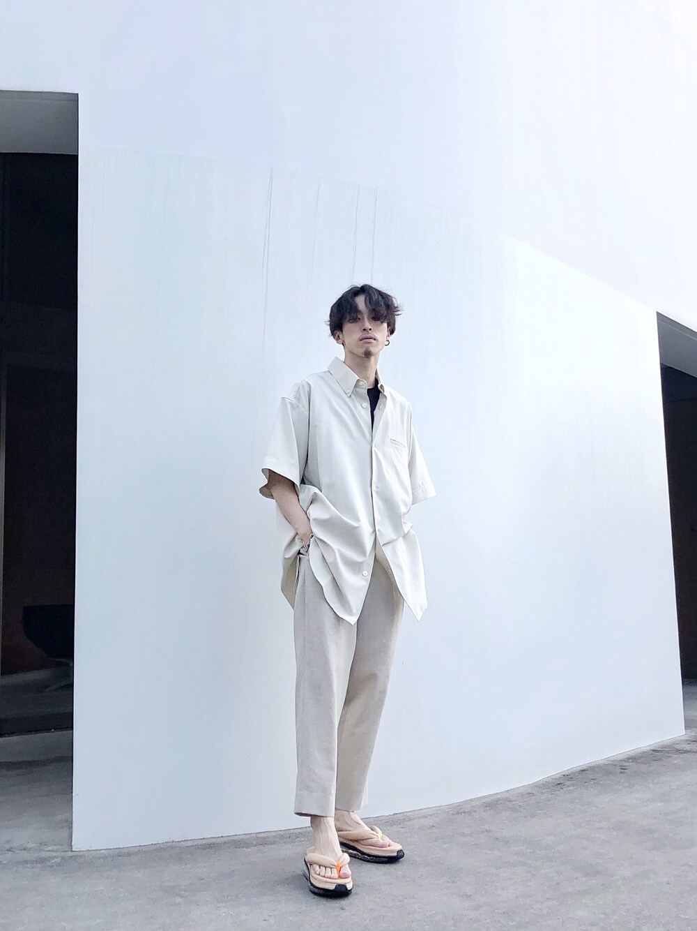 「ワイドパンツ、韓国ファッション、ベージュコーデ、ベージュパンツ、ユナイテッドトウキョウ、UNITED TOKYO、ビックシルエット、ビッグシルエット」｜「UNITED TOKYOのシャンブレーハーフスリーブシャツ/ビックシルエット（シャツ/ブラウス、ベージュ系）」を使った、ヤマムラ カズヤさん（メンズ・175cm）の春コーディネートの1枚目の写真