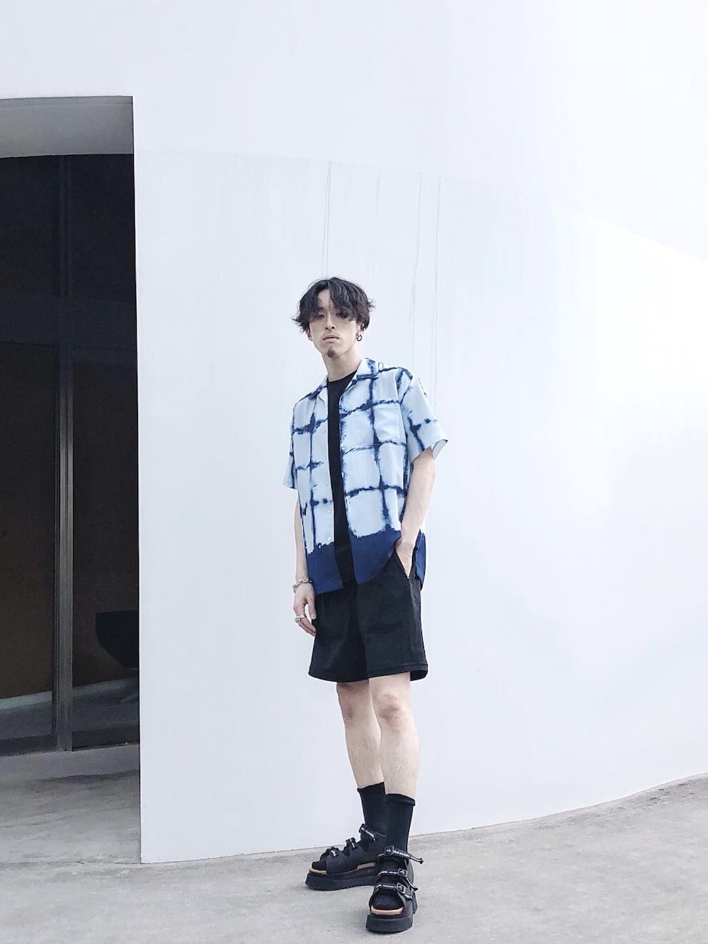 「柄シャツ、ショーツ、ショーツスタイル、サンダル、サンダルに靴下、サンダル×靴下、ユナイテッドトウキョウ、UNITED TOKYO」｜「UNITED TOKYOの板締めプリントオープンカラーシャツ/オーバーサイズ（シャツ/ブラウス、ブルー系）」を使った、ヤマムラ カズヤさん（メンズ・175cm）の夏コーディネートの1枚目の写真