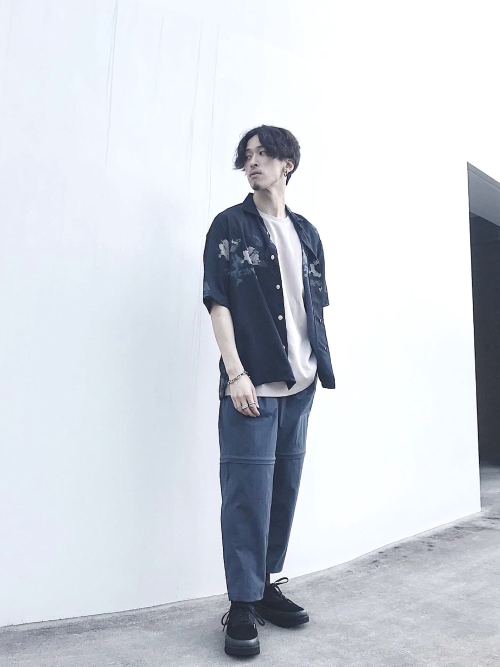 「柄シャツ、柄シャツコーデ、スラックス×スニーカー、夏コーデ、ユナイテッドトウキョウ、UNITED TOKYO、休日スタイル」｜「UNITED TOKYOのフラワーオープンカラーシャツ/ビックシルエット/柄シャツ（シャツ/ブラウス、ブラック系）」を使った、ヤマムラ カズヤさん（メンズ・175cm）の夏コーディネートの1枚目の写真
