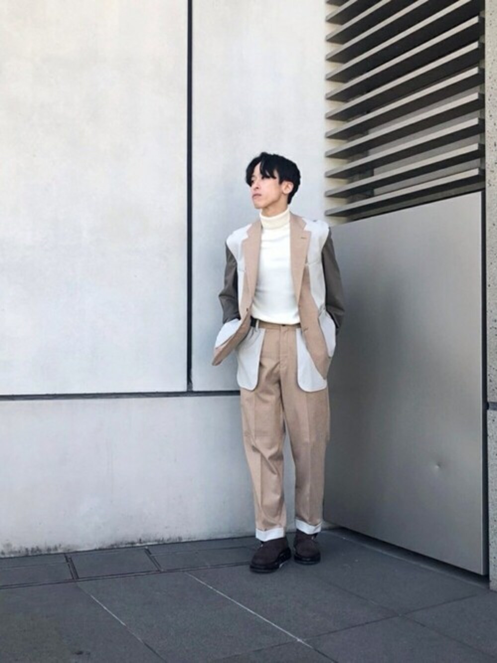 「#チェック、#スニーカー、#コーディネート、＃ファッショニスタ、#靴、＃スタイル、#冬コーデ、#今日のコーデ、#コーデ、#セットアップコーデ」｜「UNITED TOKYOのリバーステーラードスラックス/セットアップ（スラックス、ベージュ系）」を使った、ヤマムラ カズヤさん（メンズ・175cm）の冬コーディネートの1枚目の写真