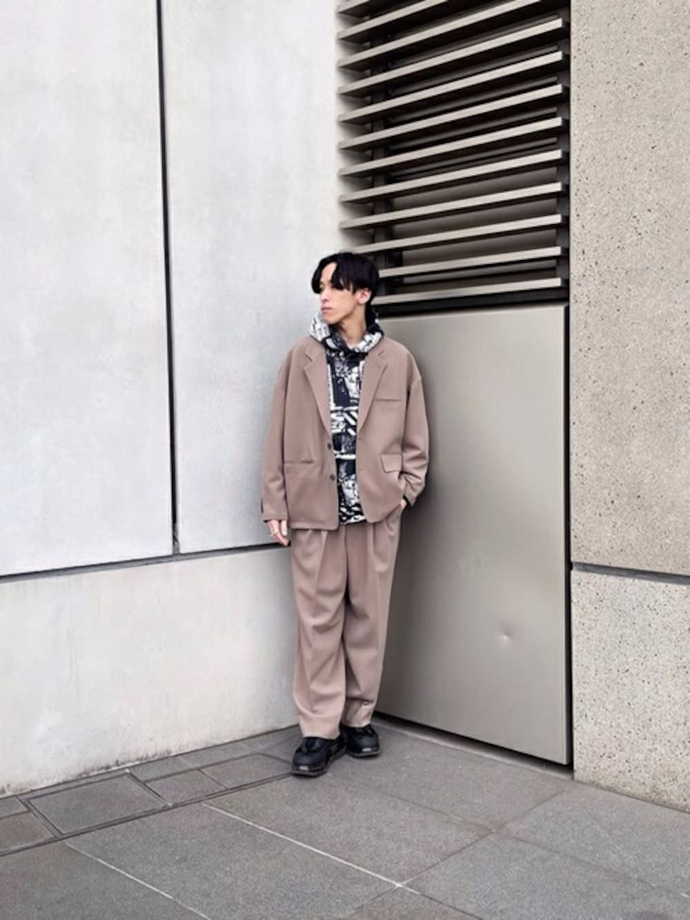 「#スニーカー、#コーディネート、＃ファッショニスタ、#靴、＃スタイル、#冬コーデ、#今日のコーデ、#セットアップコーデ」｜「UNITED TOKYOのジャンヌダルクワイドトラウザーズ/セットアップ/ワイドパンツ（スラックス、グリーン系）」を使った、ヤマムラ カズヤさん（メンズ・175cm）の冬コーディネートの1枚目の写真