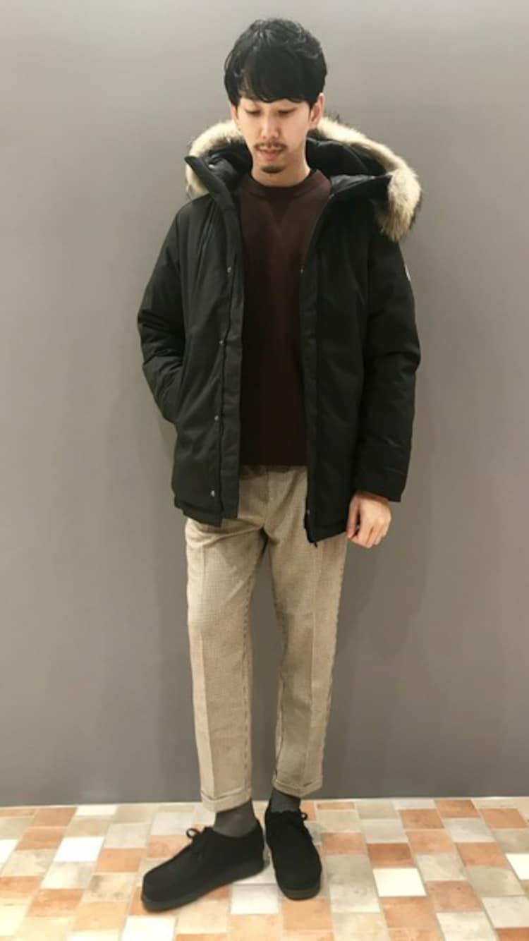 メンズにおすすめの黒ダウン×ブラウン系トップスとチェック柄パンツで温かみある冬コーデ