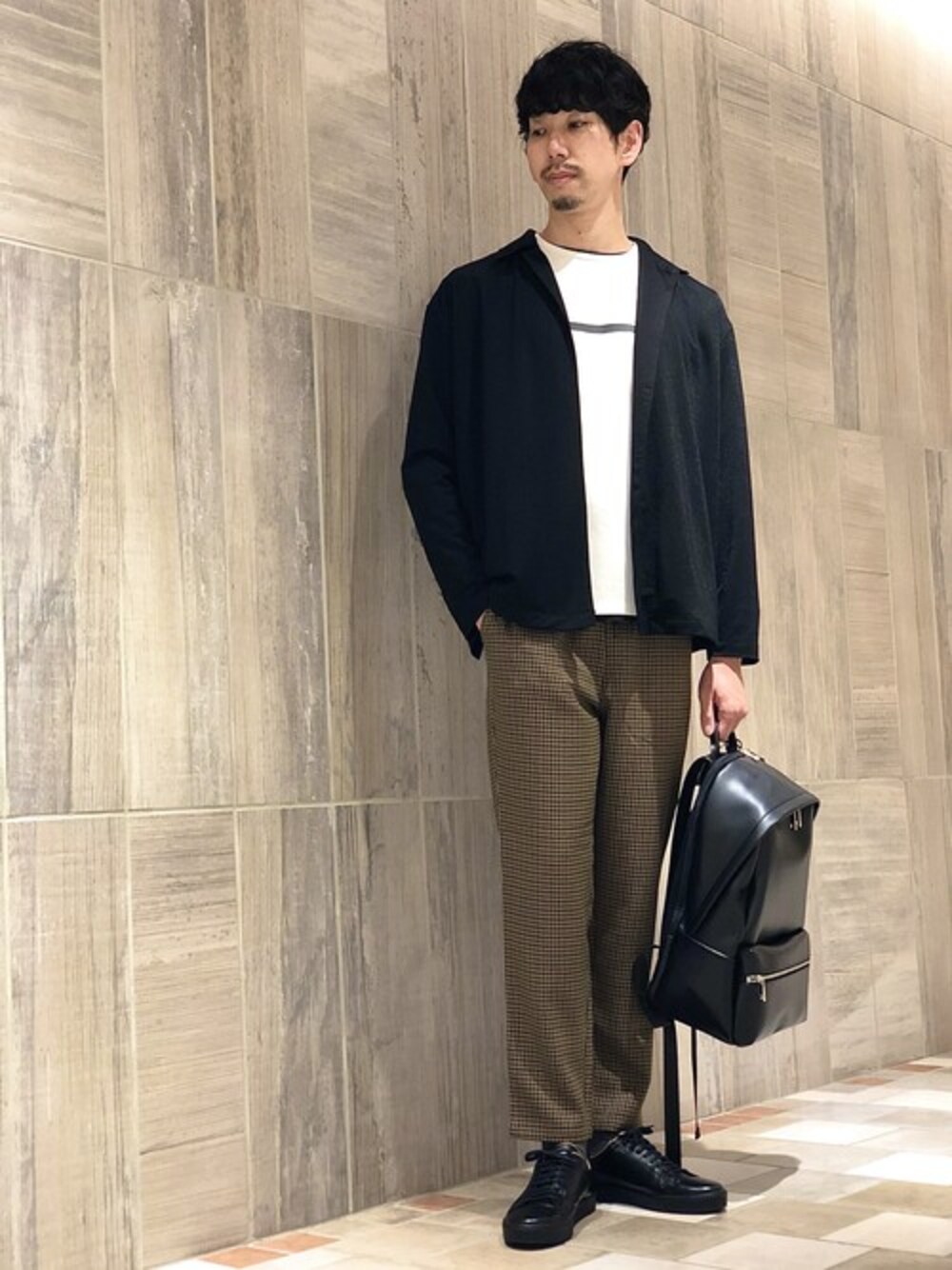 「オーバーサイズ、チェックパンツ、ブラウン、abahouse、30代、レザーリュック、簡単コーデ、秋コーデ、ブラックスニーカー、180cm」｜「ABAHOUSEの【FLAT TECH】フロント ポケット 長袖 Tシャツ（Tシャツ/カットソー、ホワイト系）」を使った、ONDAさん（メンズ・183cm）の秋コーディネートの1枚目の写真