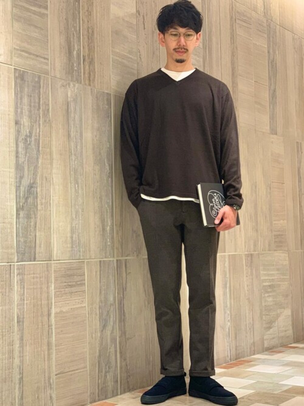 「ワントーンコーデ、めがね、ブラウン、lideal 、メガネ男子、abahouse、ブラウンコーデ、30代、180cm、slackfootwear」｜「ABAHOUSEのアンサンブル レイヤード ニット（ニット/セーター、ブラウン系）」を使った、ONDAさん（メンズ・183cm）の秋コーディネートの1枚目の写真