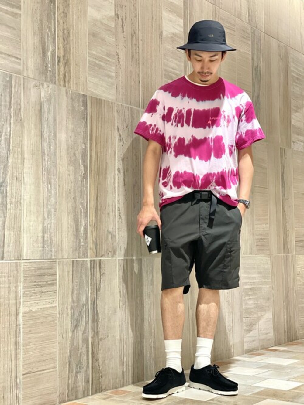 「アウトドアスタイル、タイダイ柄、ハット、ショーツ、clarks、abahouse、高身長、180cm、wallabee、thenorthfacepurplelabel」｜「ABAHOUSEの【LOYALS ONLY / ロイヤルズ オンリー】タイダイ染め Tシャツ（Tシャツ/カットソー、ピンク系）」を使った、ONDAさん（メンズ・183cm）の夏コーディネートの1枚目の写真