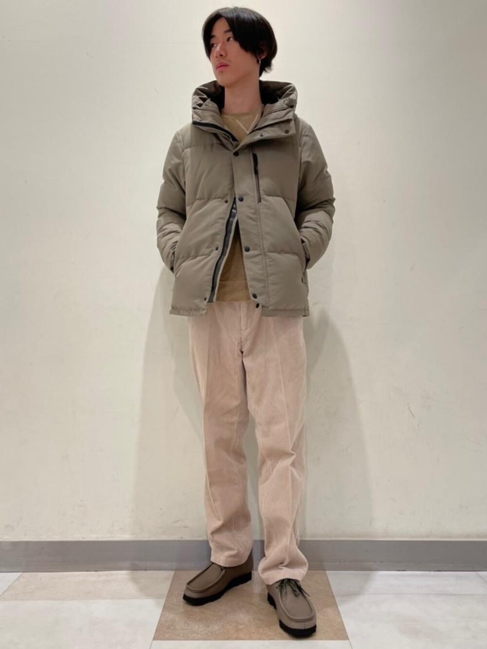 「ダウン、大人カジュアル、コーデュロイパンツ、一押しのアウタースタイル」｜「Clarksの[ クラークス ] ★ Clarks Wallabee GTX ワラビー ゴアテックス（モカシン/デッキシューズ、グリーン系）」を使った、morita_tさん（メンズ・177cm）の冬コーディネートの1枚目の写真