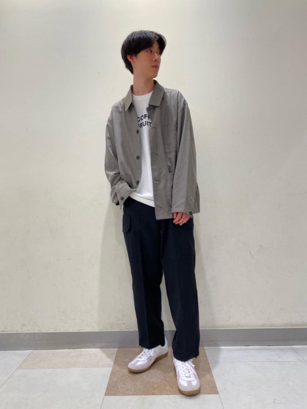 「ジャケット、ビッグシルエット、トレンド、リラックス、カバーオール、カーゴパンツ、ブラウン、ジャーマントレーナー、シャツ/ブラウス、ぱんつ」｜「GERMAN TRAINERの[ ジャーマントレーナー ] SC GERMAN TRAINER スニーカー（スニーカー、ホワイト系）」を使った、morita_tさん（メンズ・177cm）の夏コーディネートの1枚目の写真