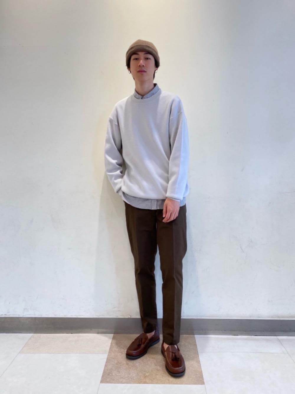 「カーディガン、スウェット、チェックシャツ、ニット帽、ブラウン、革靴、シャツスタイル、BASS、cap」｜「G.H.BASSの【別注】＜ G.H.BASS×green label relaxing＞タッセルローファー デッキシューズ（モカシン/デッキシューズ、ブラウン系）」を使った、morita_tさん（メンズ・177cm）の秋コーディネートの1枚目の写真