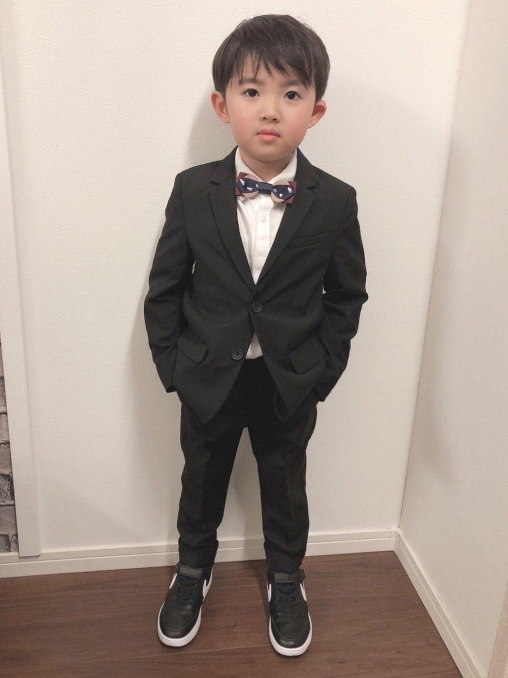 「スーツ、シャツスタイル、ZARA KIDS、キッズファッション、入学式、男の子コーデ、蝶ネクタイ、ZARA、セットアップ、キレイめ」｜「ZARA KIDSのアイテム（シャツ/ブラウス、ホワイト系）」を使った、M&Kさん（キッズ・110cm）の春コーディネートの1枚目の写真